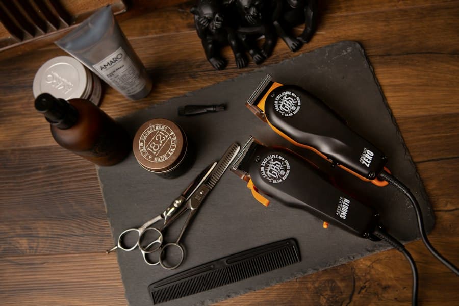 Haarschneidemaschinen, Schere, Kamm und Pomade auf einer Schieferplatte