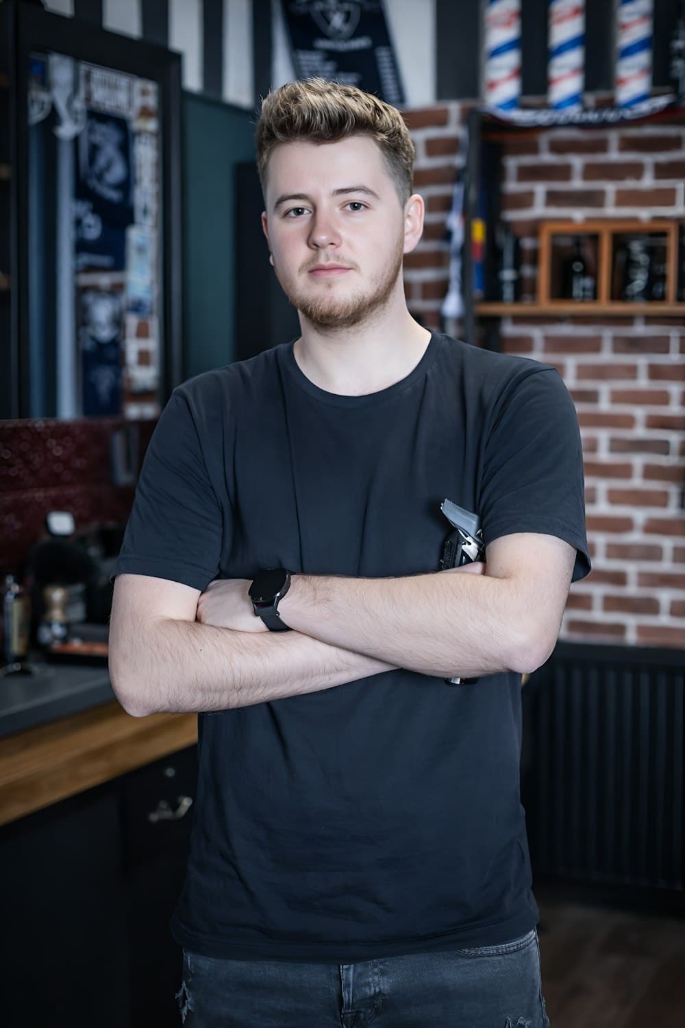 Porträt von Jonas mit verschränkten Armen im Studio