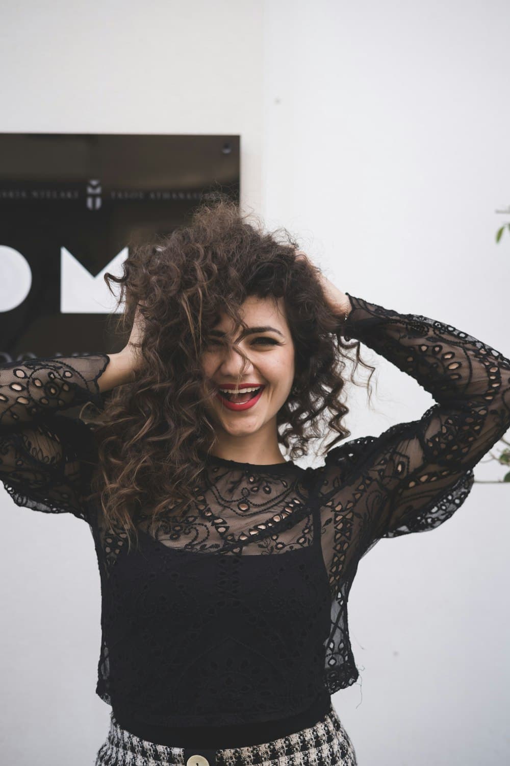 Porträt von Lena, lachend, die Hände in ihren langen Locken