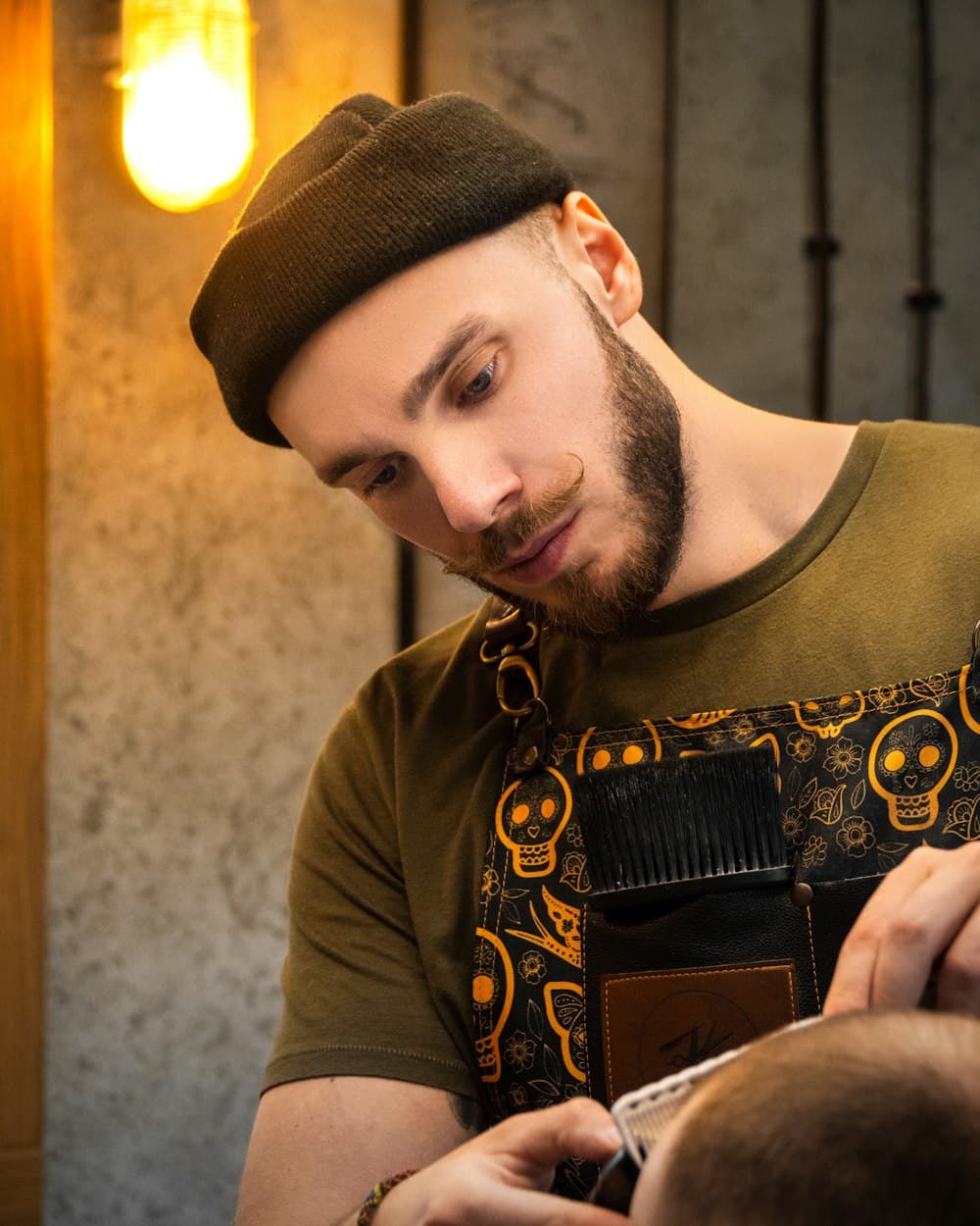 Marco bei der Arbeit, mit Mütze und Barbierschürze