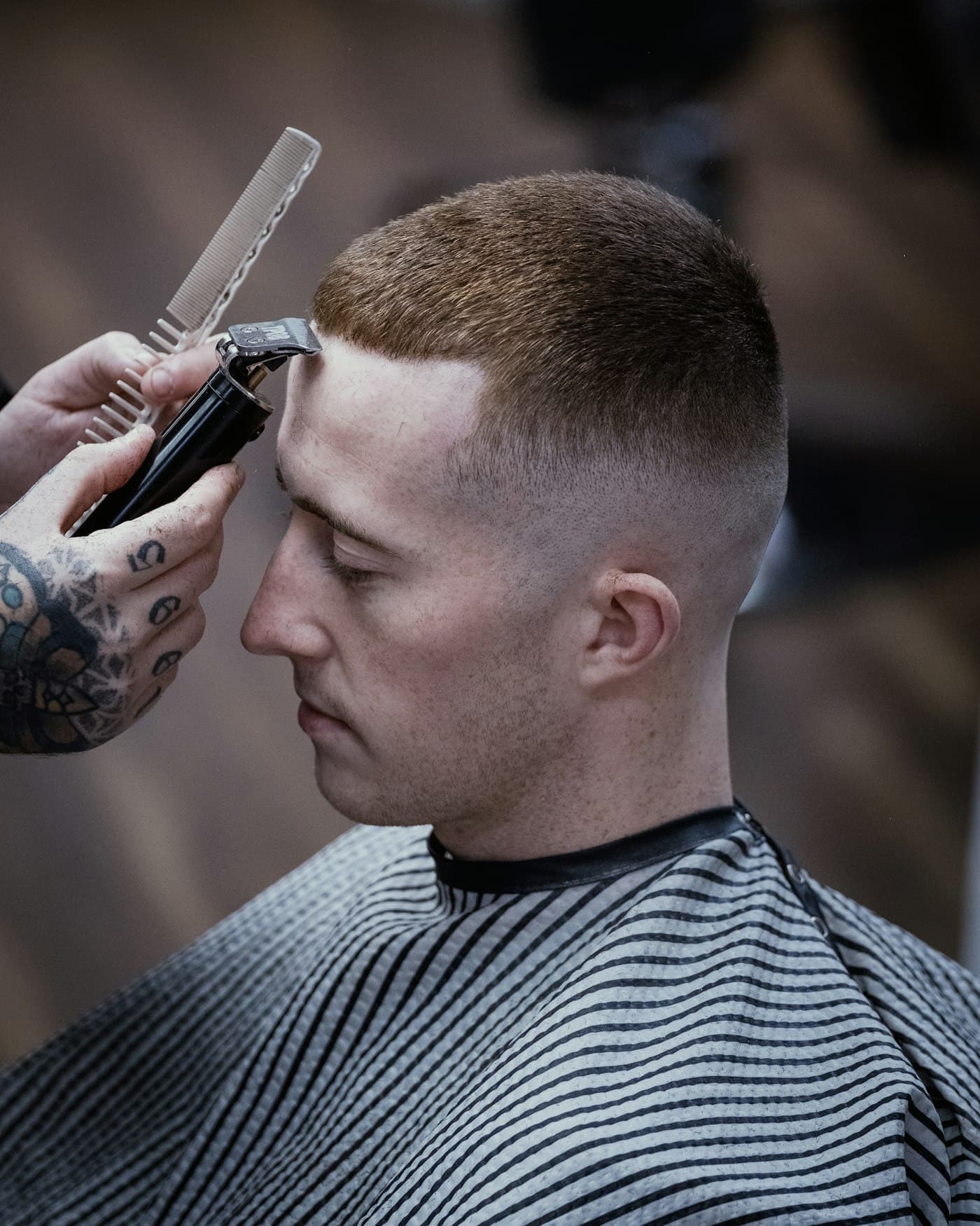 Kurzer Crop mit Skin Fade, mit dem Trimmer nachgearbeitet