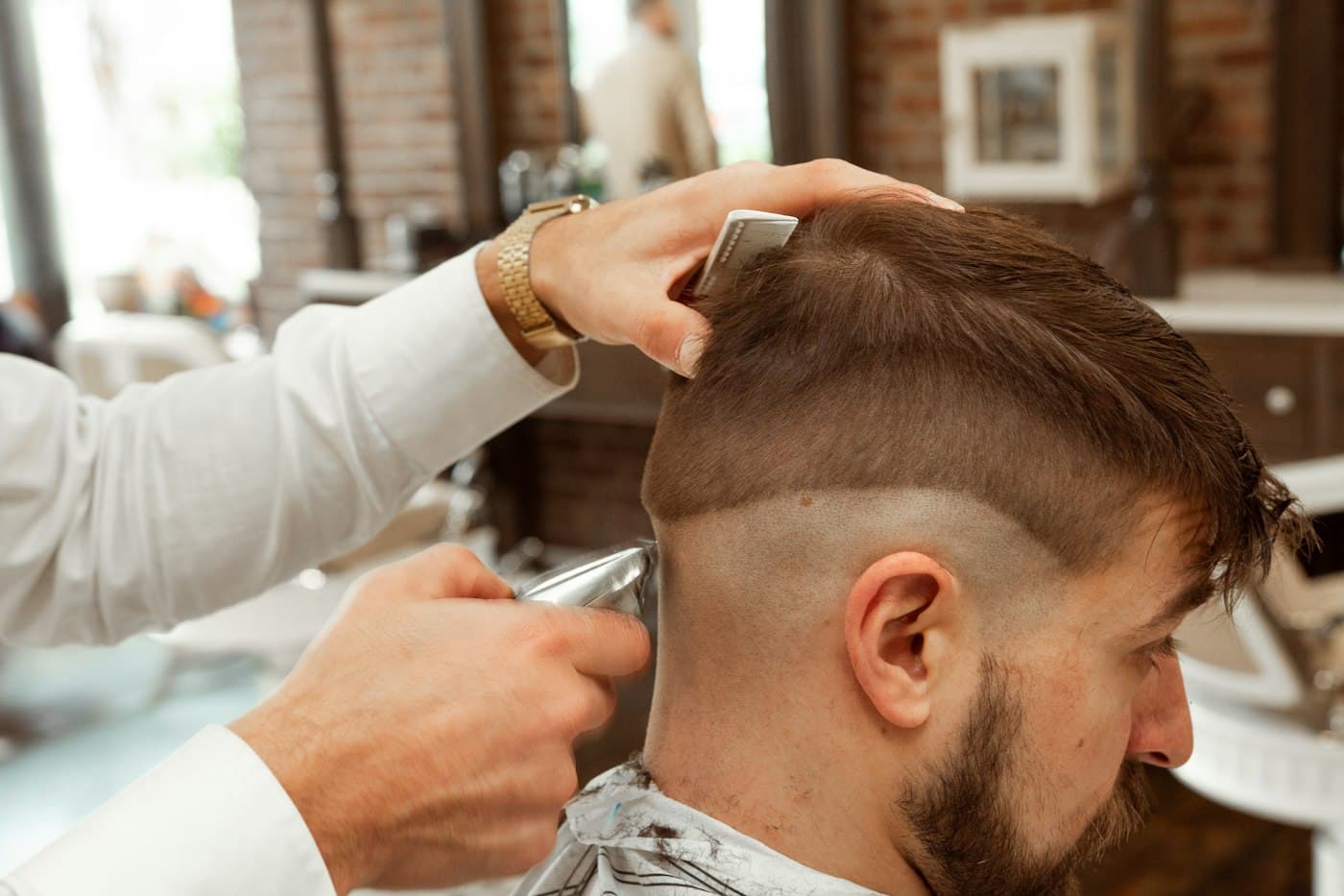 High Fade mit rasiertem Scheitel, mit der Maschine geschnitten
